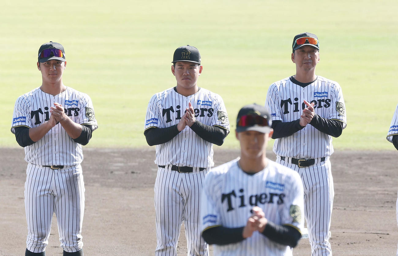 秋季キャンプを打ち上げ手締めする、右から阪神藤川監督、小幡、嶋村、井坪（撮影・前田充）