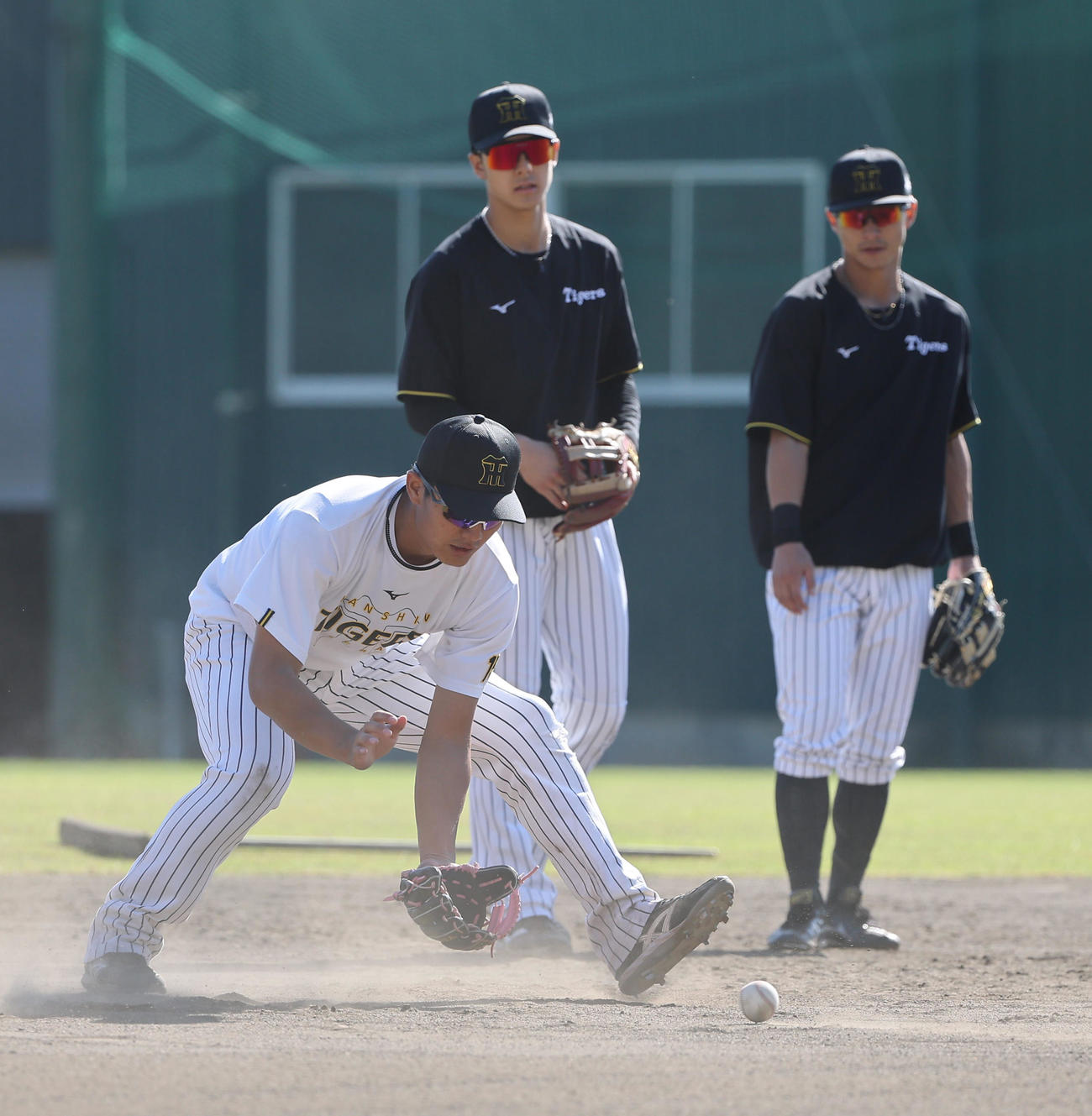 西純（左）は小幡（中央）熊谷とノックを受ける（撮影・上田博志）
