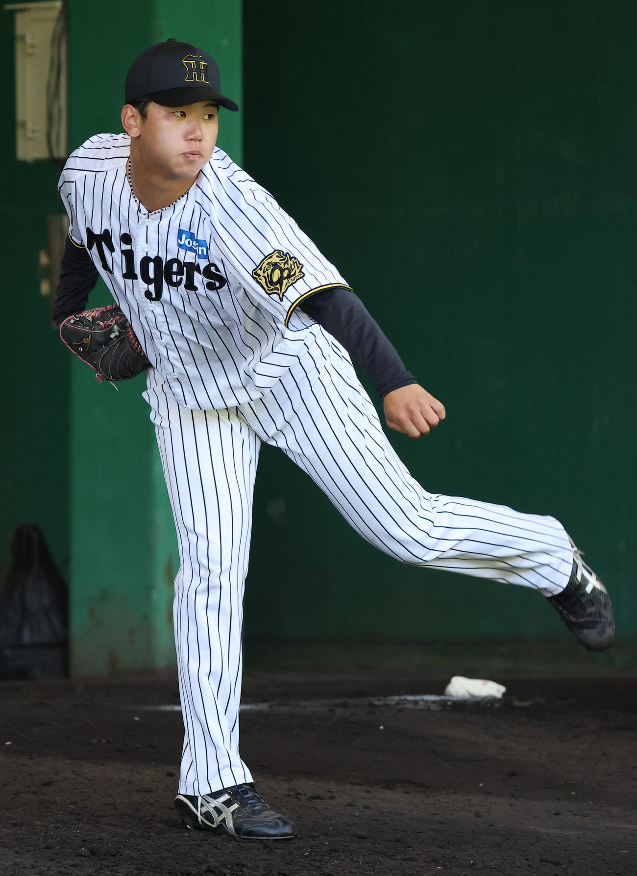 ブルペンで投球練習をする門別（撮影・上田博志）