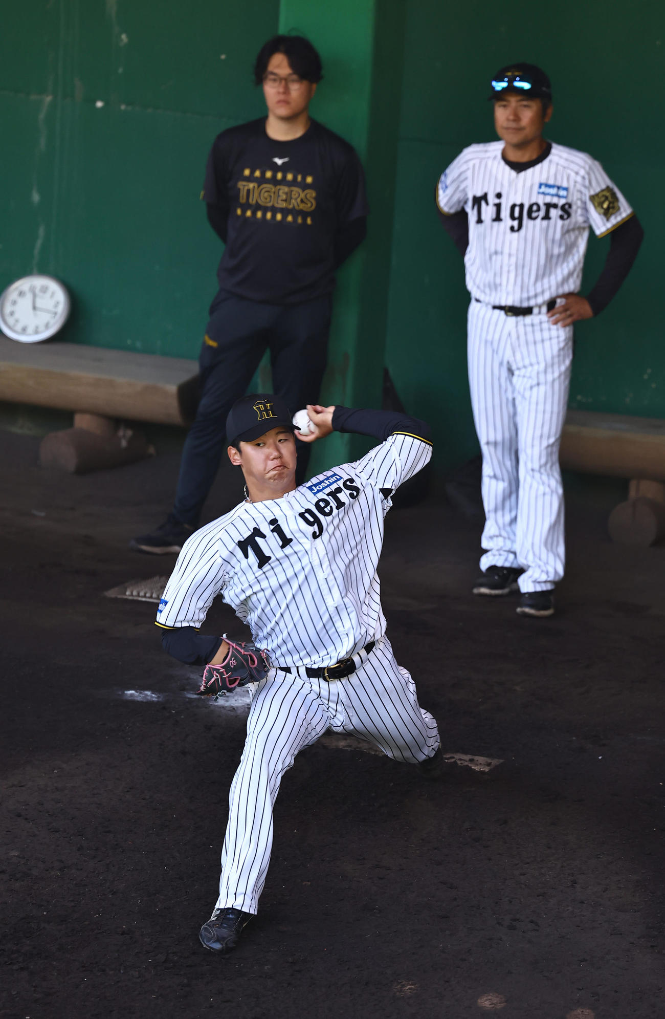 ブルペンで投球練習をする門別（撮影・上田博志）