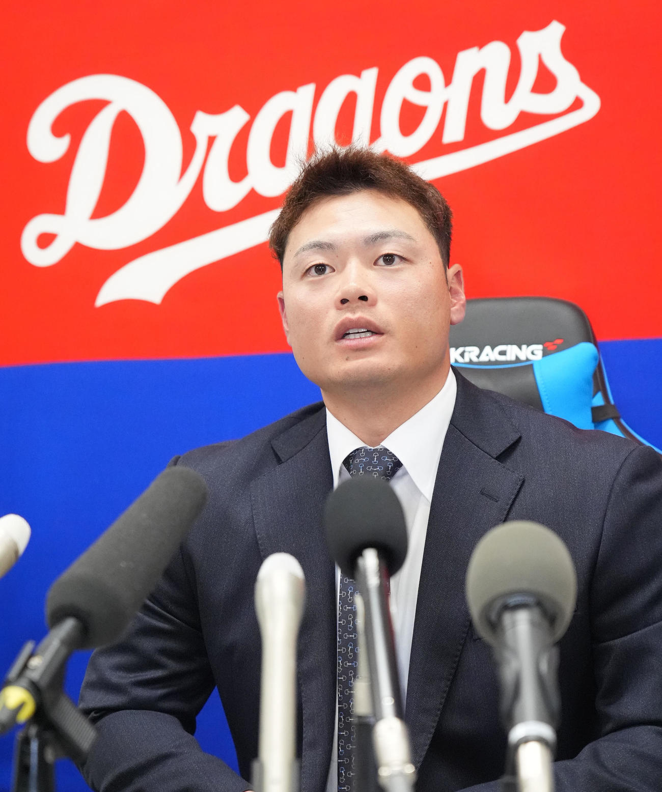 契約交渉を終え会見する細川（撮影・森本幸一）