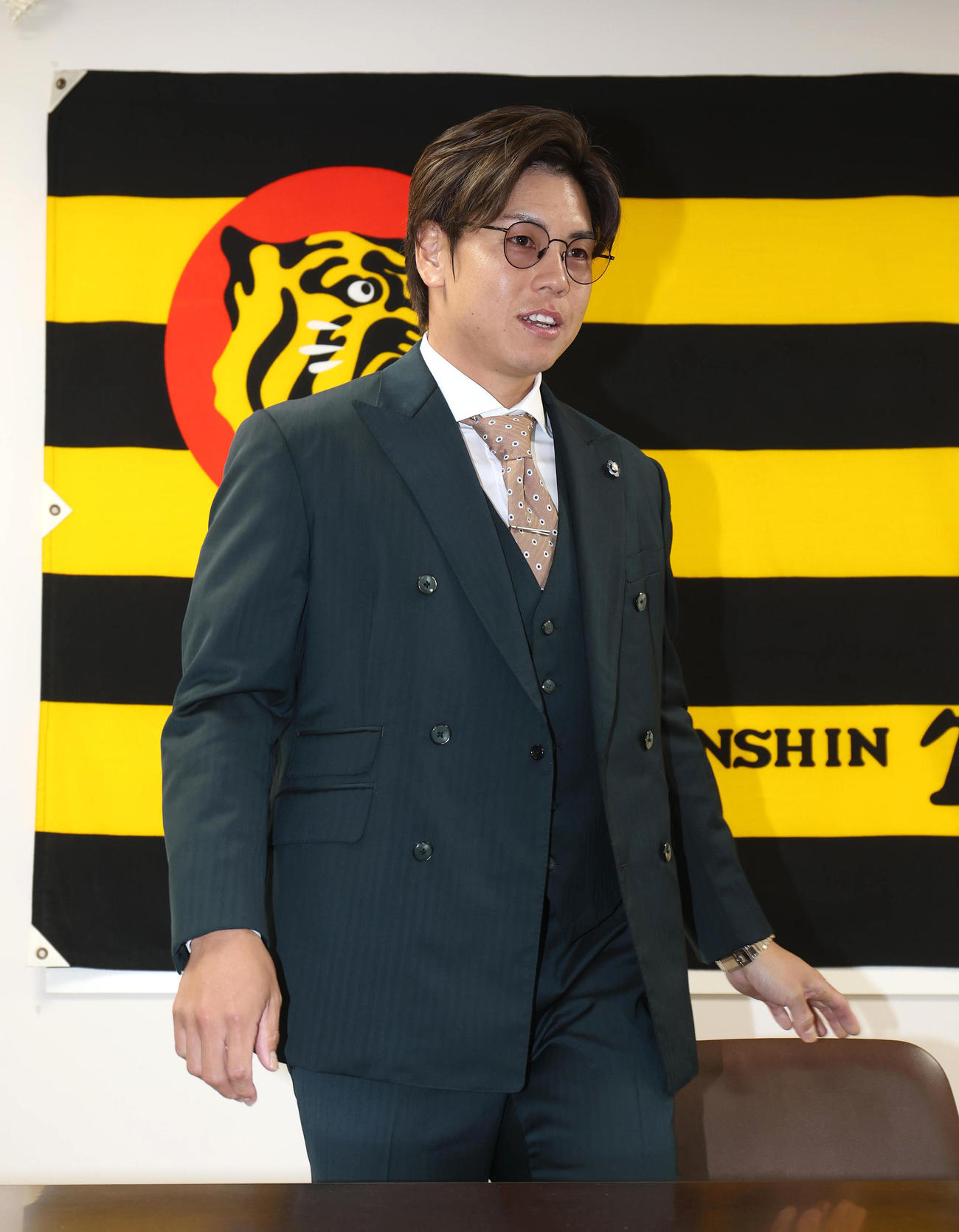 契約更改を終えて会見場に入室する阪神梅野（撮影・白石智彦）