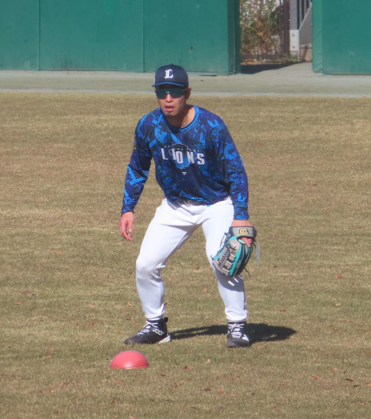 西武秋季キャンプ　外野守備練習を行う外崎（撮影・北村健龍）