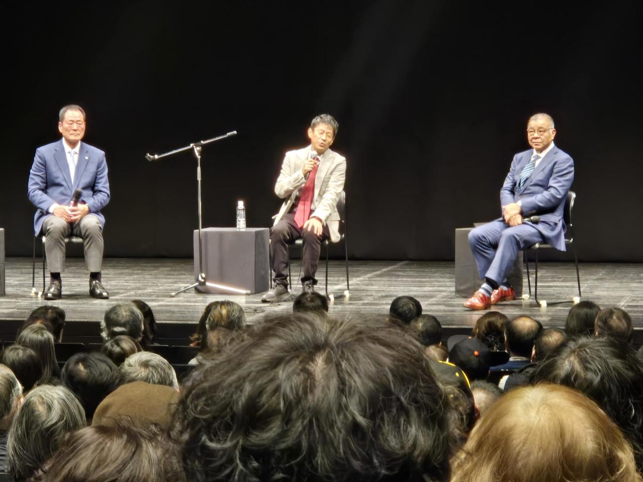 阪神OB会長・掛布氏（右）と巨人OB会長・中畑氏（左）が「山田雅人のかたりの世界」で共演（撮影・寺尾博和）