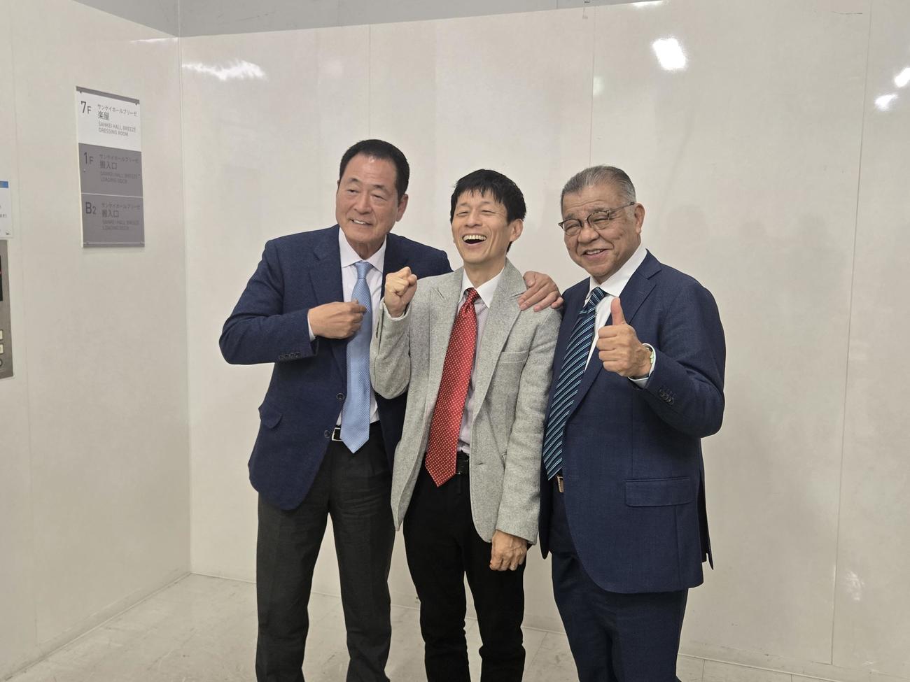長嶋氏のネクタイでイベントに臨んだ右から阪神OB会長・掛布雅之氏、山田雅人氏、巨人OB会長・中畑清氏（撮影・寺尾博和）
