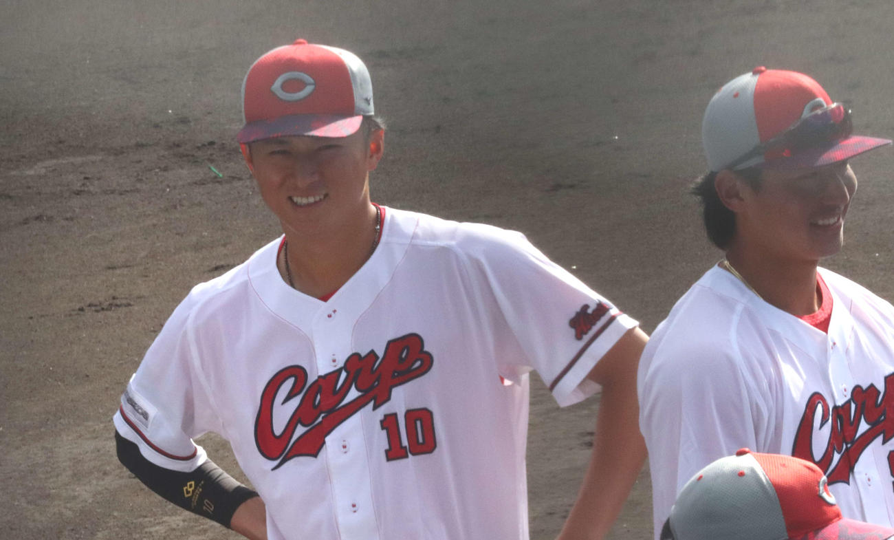 日南秋季キャンプに再合流した広島佐々木泰内野手、右は中村貴浩（撮影・前原淳）