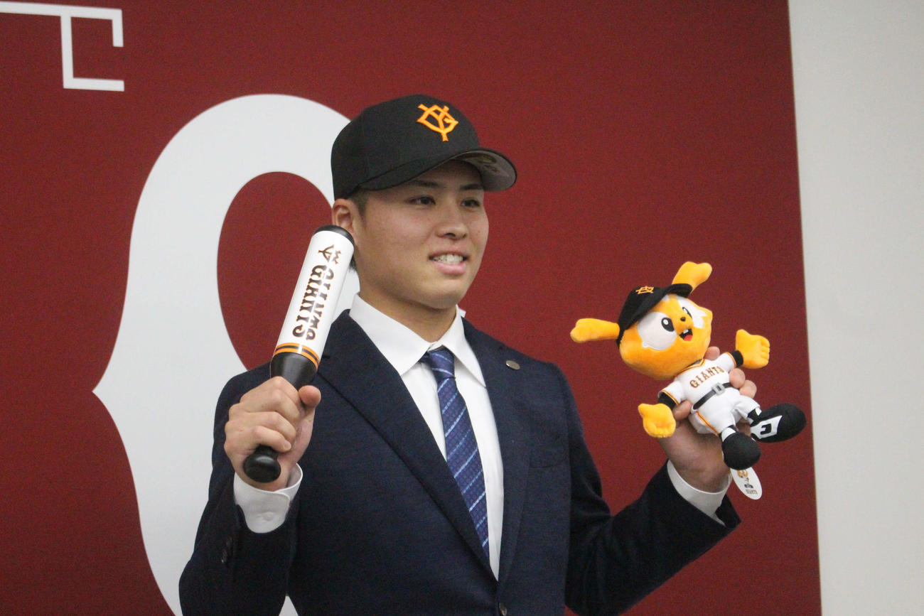 巨人のグッズを手にする川原田