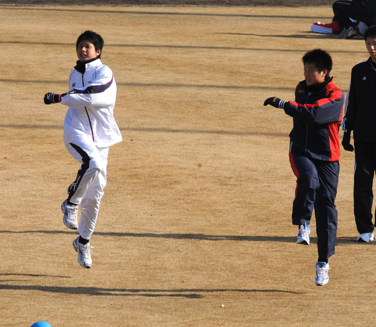 巨人時代に新人合同自主トレに参加した村田透（左）と中井大介＝2008年1月8日