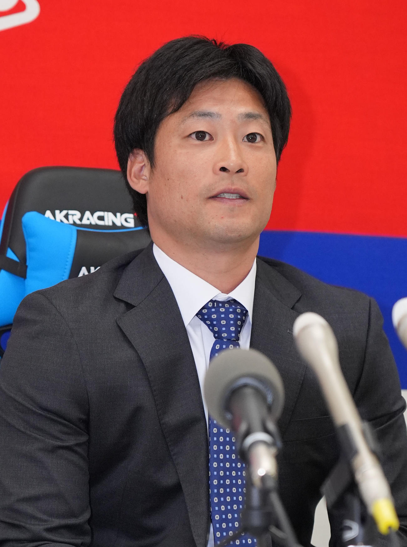 加藤匠は契約交渉を終え会見する（撮影・森本幸一）