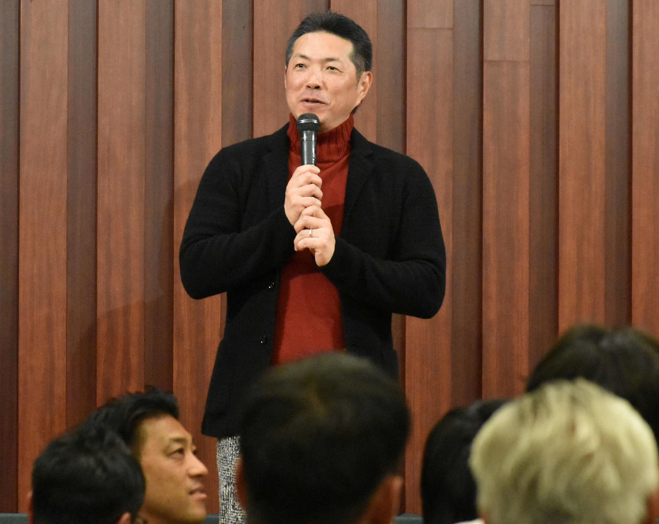 食事会で締めの挨拶を行う小久保監督（撮影・只松憲）
