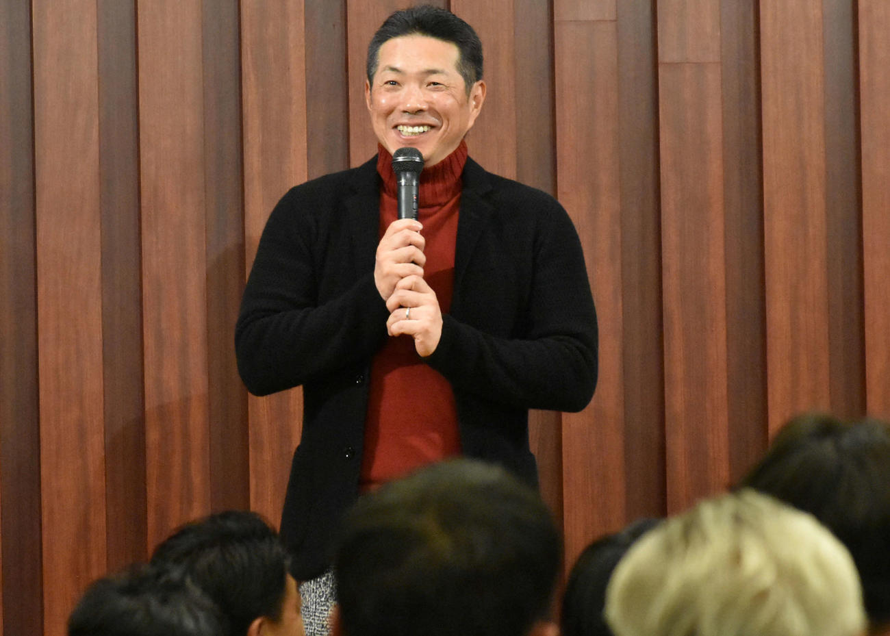 食事会で締めの挨拶を行う小久保監督（撮影・只松憲）