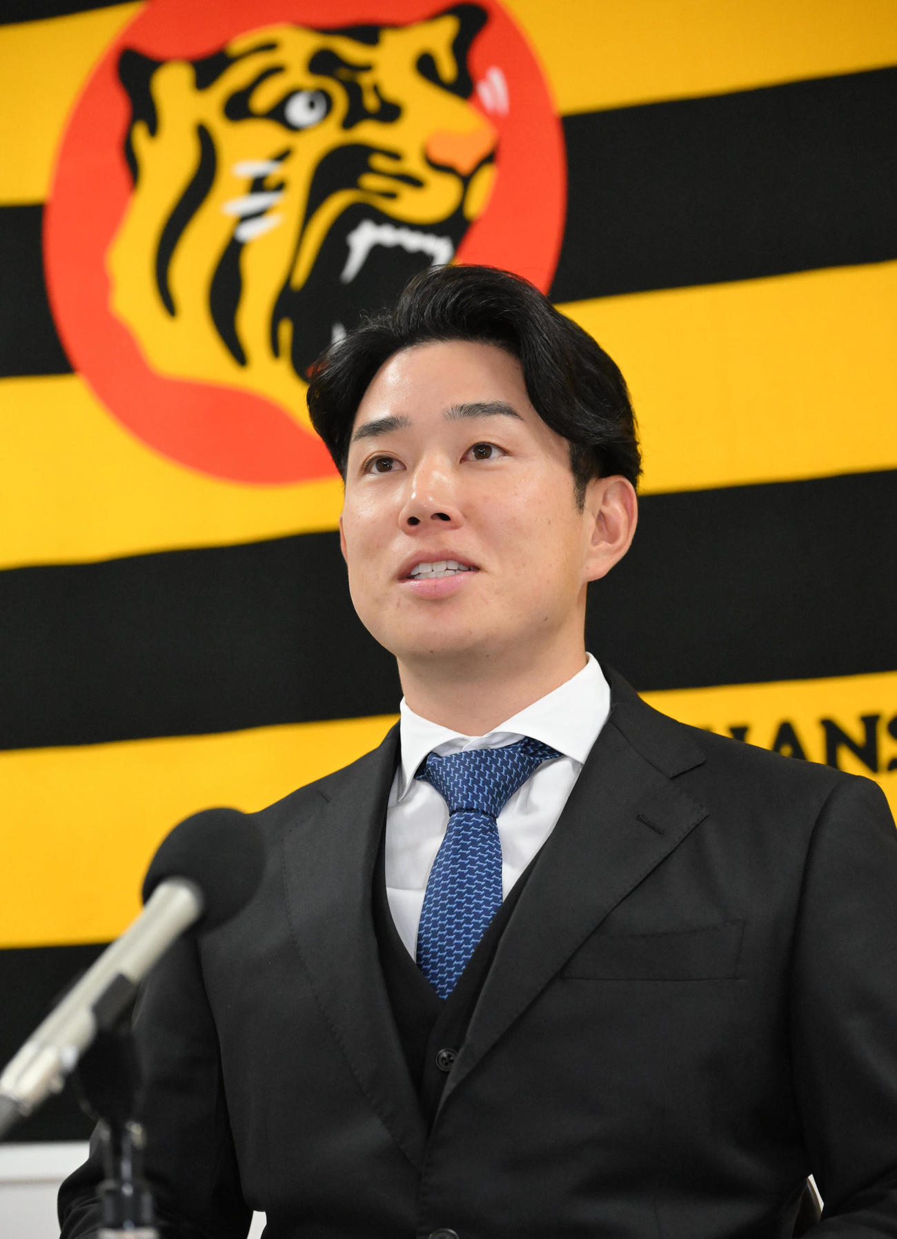 契約更改を終え会見する阪神糸原（撮影・石井愛子）