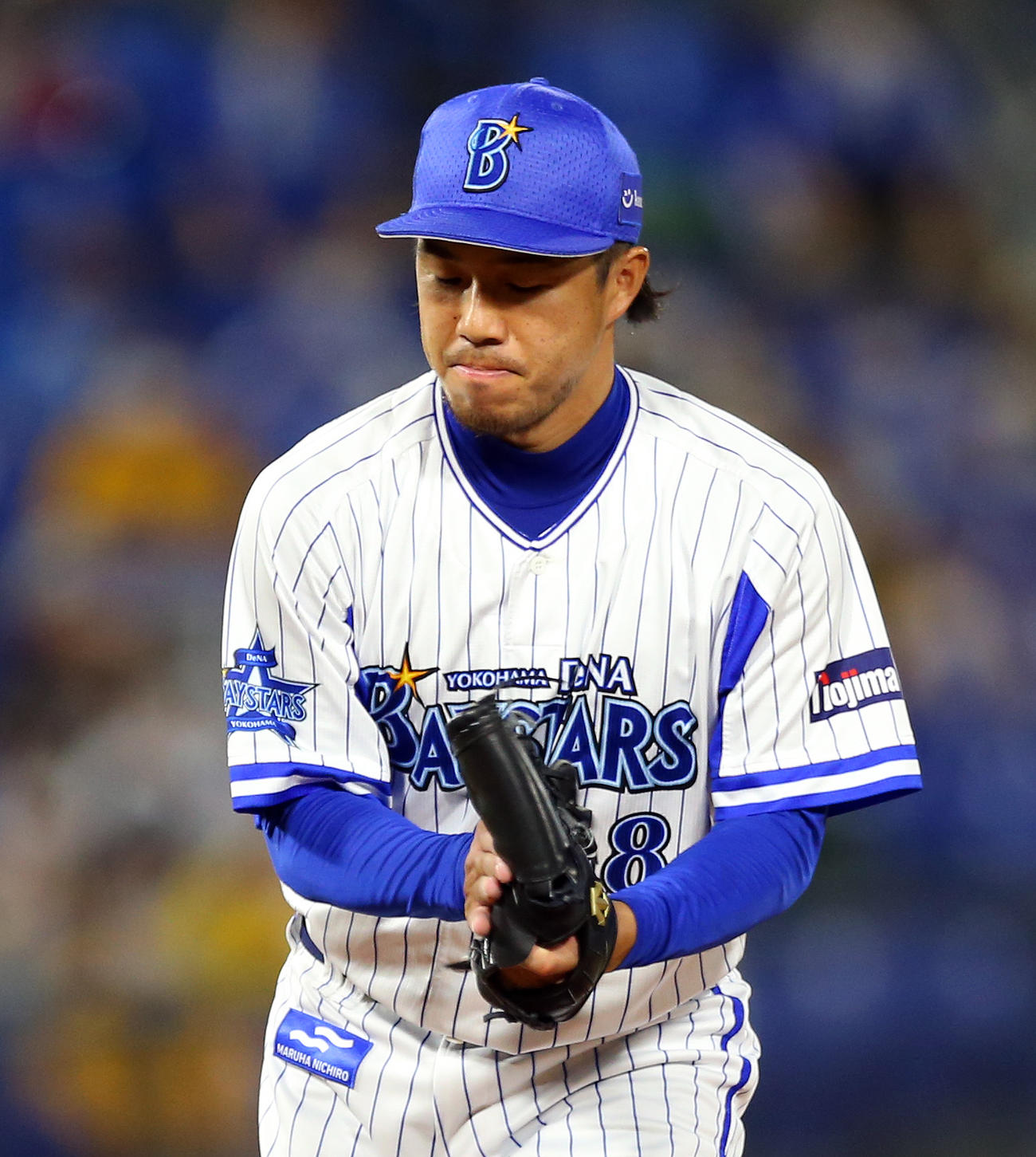 DeNA対阪神　梅野を三振に仕留め、グラブを叩く藤岡好明（20年8月撮影）