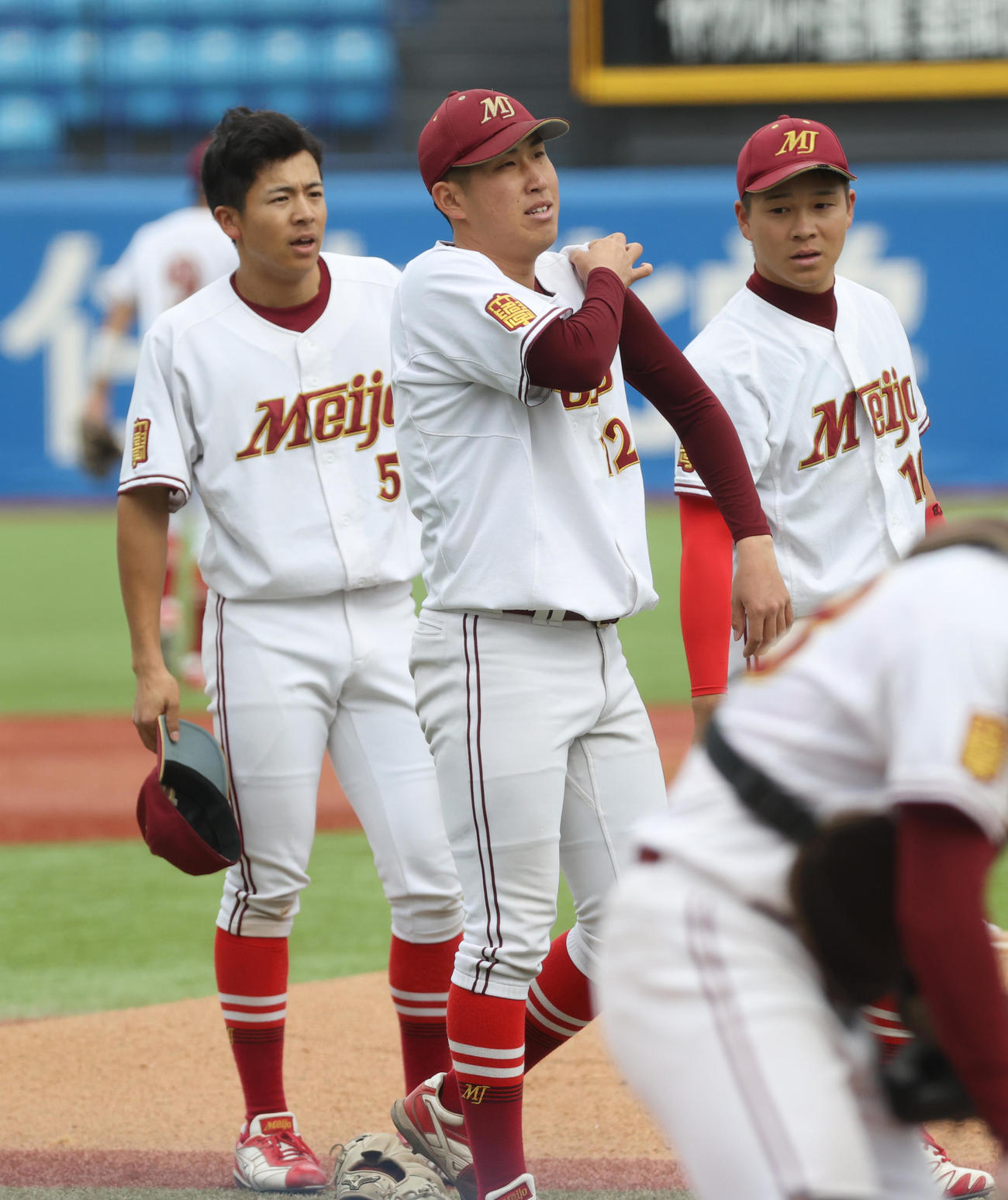 名城大対立命大　1回裏立命大1死二、三塁、星野の打球が名城大・池田（中央）に当たり治療のためベンチに戻る　（撮影・柴田隆二）