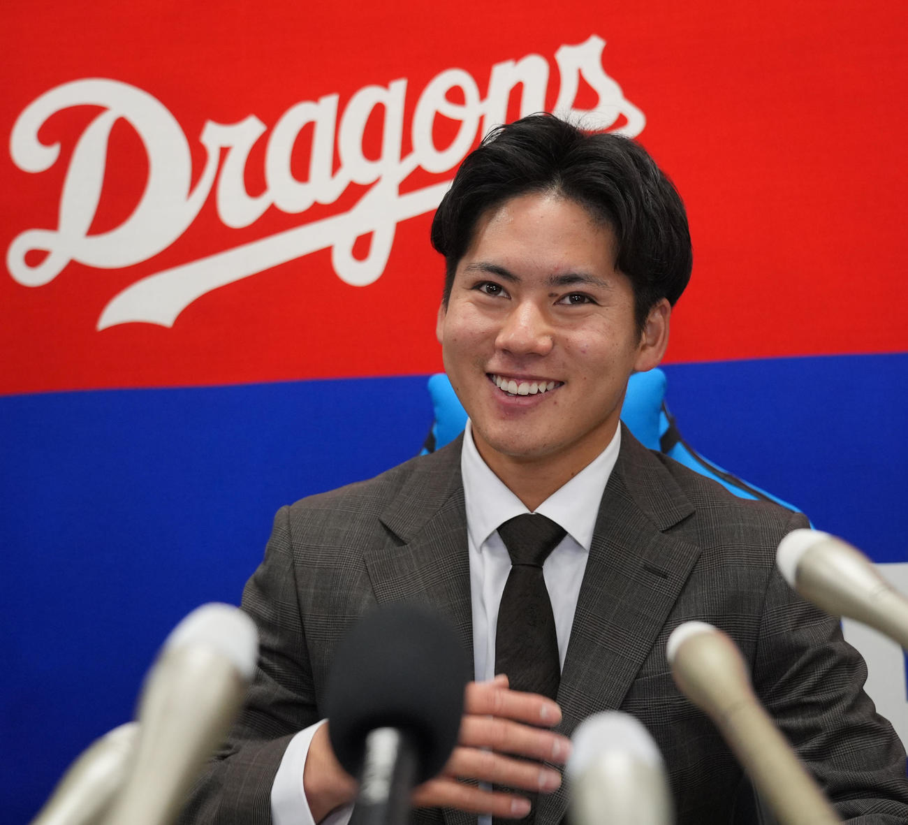 契約交渉を終えあかる表情で取材に応じる金丸（撮影・森本幸一）