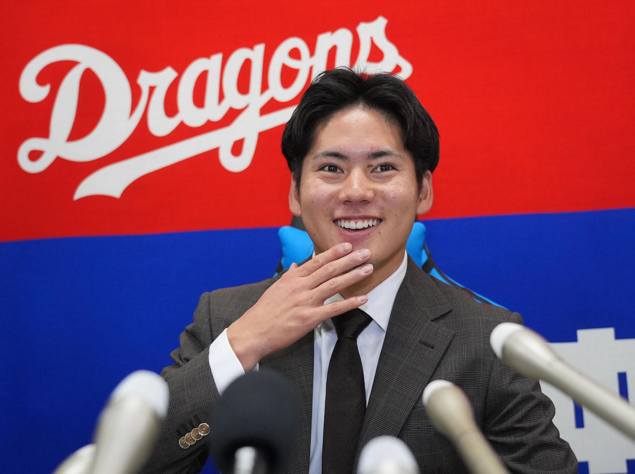 契約交渉を終え明るい表情で取材に応じる中日金丸（撮影・森本幸一）