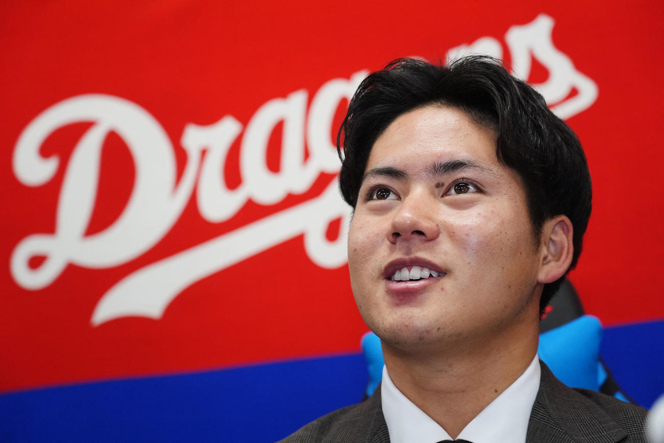 契約交渉を終え取材に応じる金丸（撮影・森本幸一）