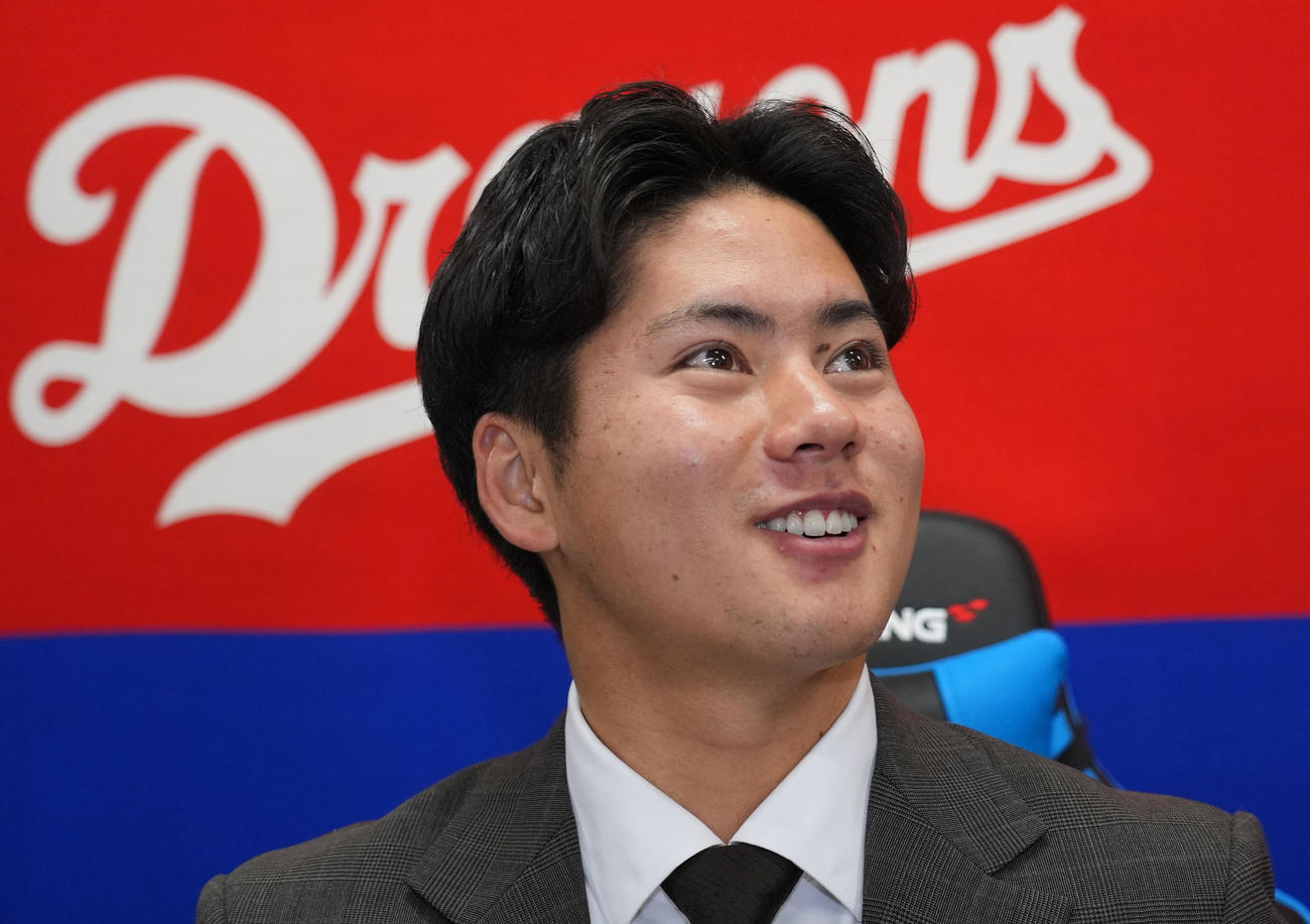 契約交渉を終え取材に応じる金丸（撮影・森本幸一）
