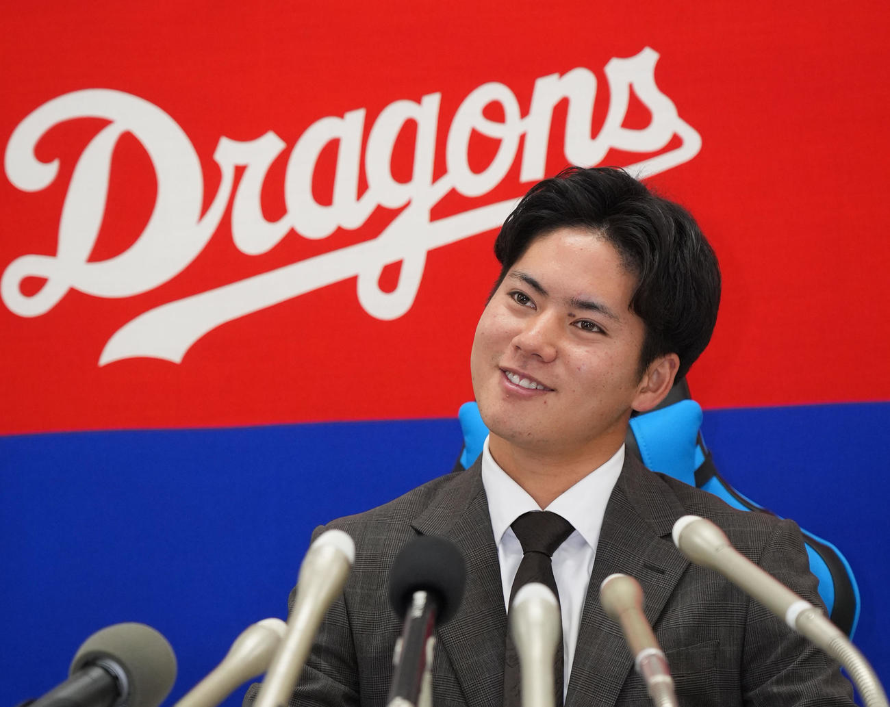 契約交渉を終え会見する金丸（撮影・森本幸一）