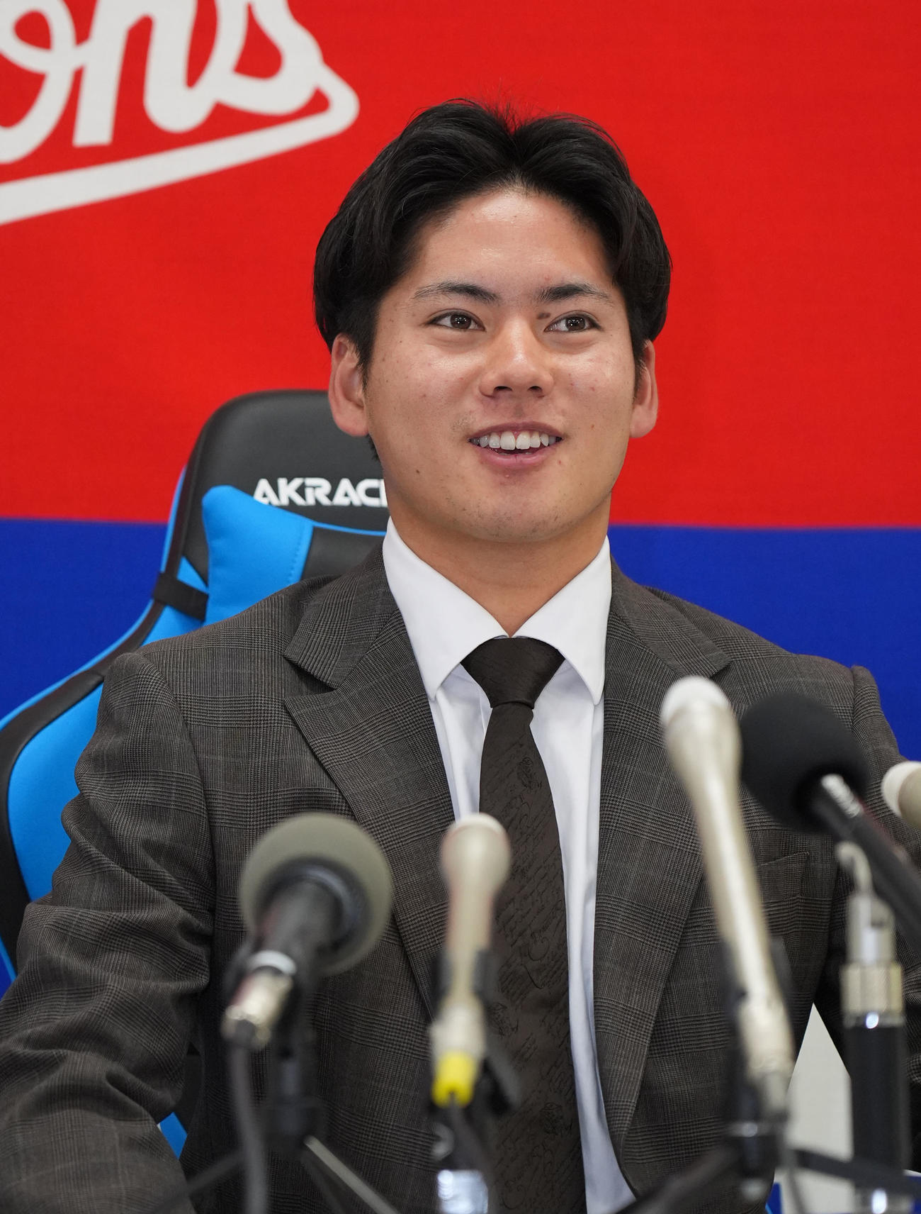 契約交渉を終え会見する金丸（撮影・森本幸一）
