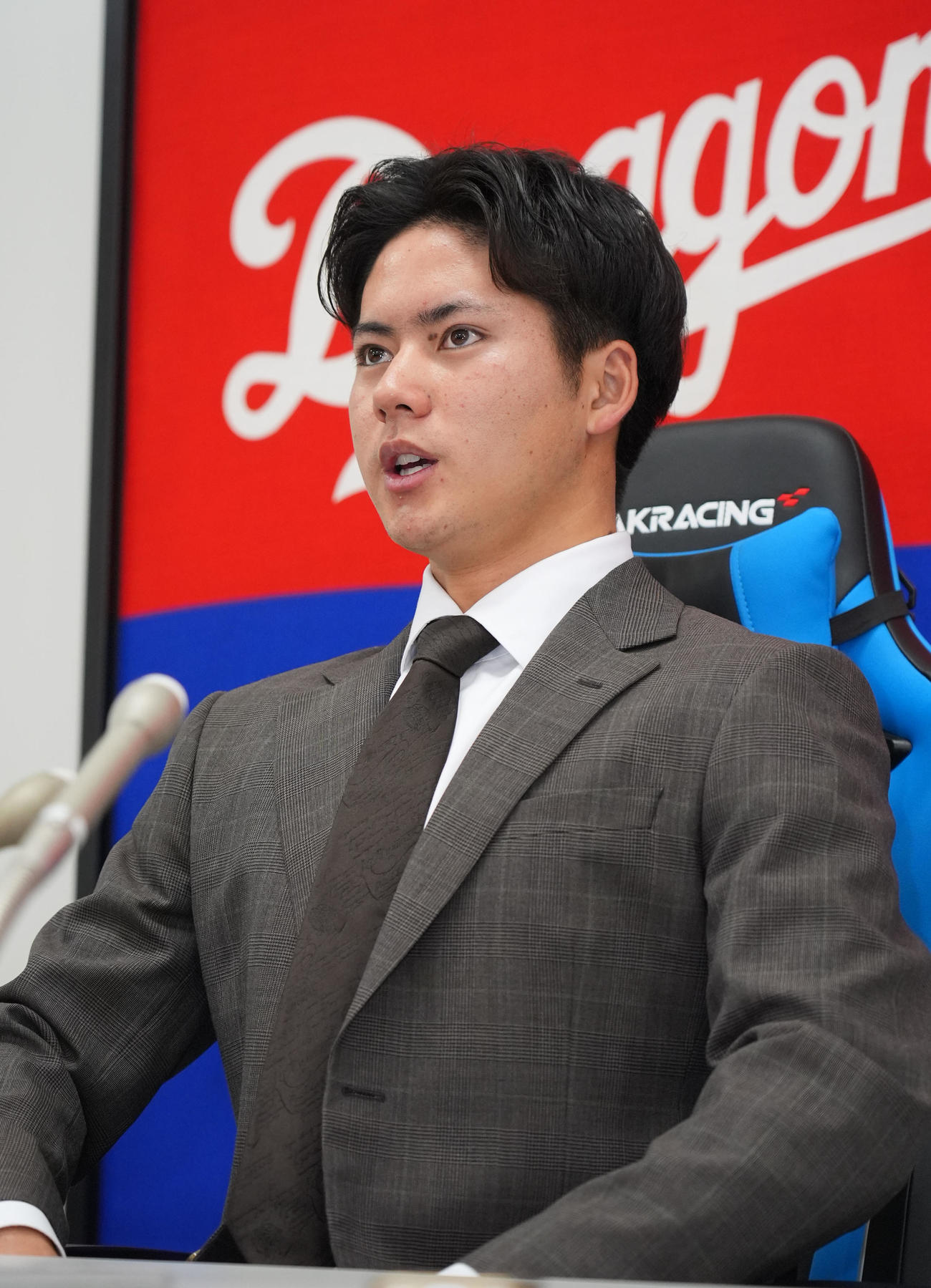 契約交渉を終え会見する金丸（撮影・森本幸一）