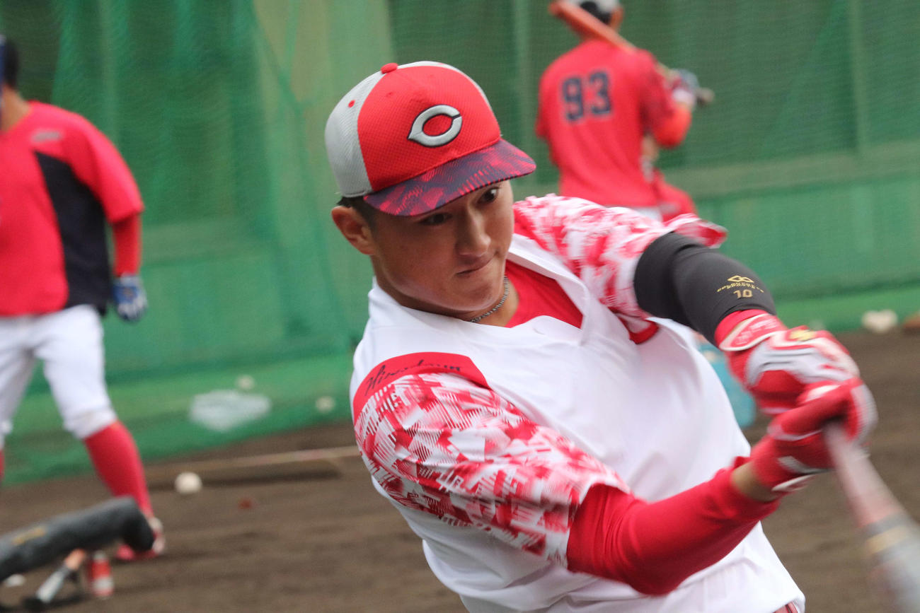 日南秋季キャンプでロングティーを行う広島佐々木泰内野手（撮影・前原淳）＝2025年11月18日、天福球場