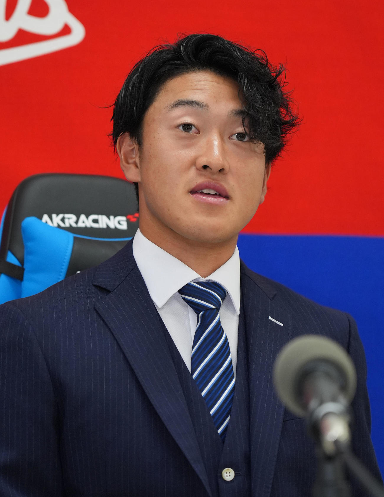 契約交渉を終え会見する山浅（撮影・森本幸一）