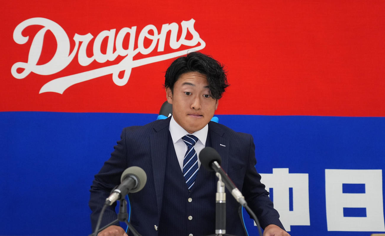 契約交渉を終え会見する山浅（撮影・森本幸一）