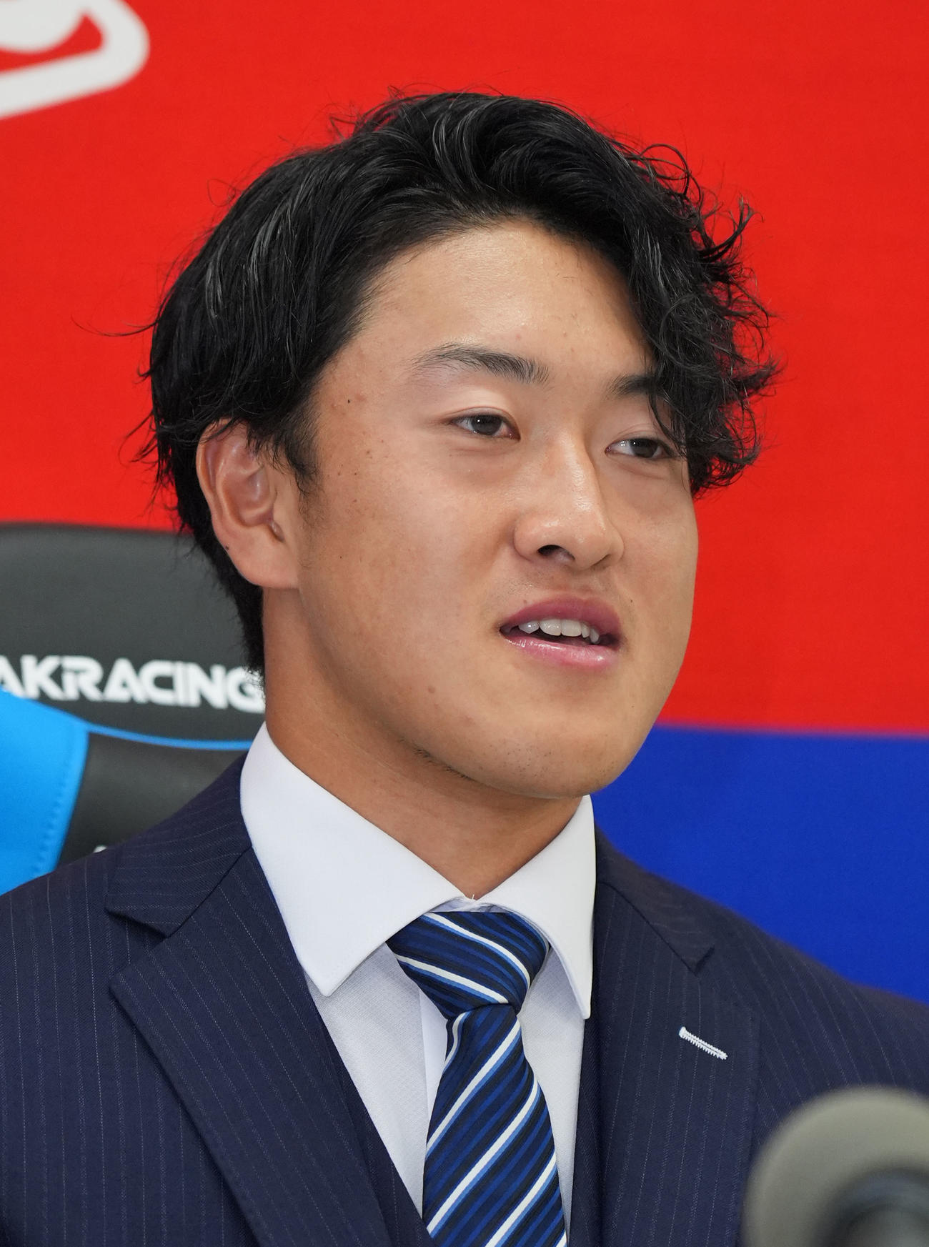 契約交渉を終え会見する山浅（撮影・森本幸一）