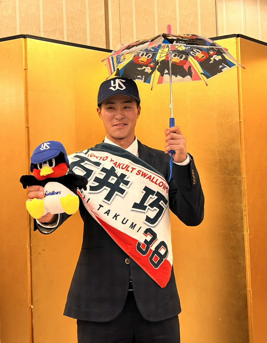 ヤクルトと仮契約を結び、笑顔のNTT東日本・石井（撮影・上田悠太）