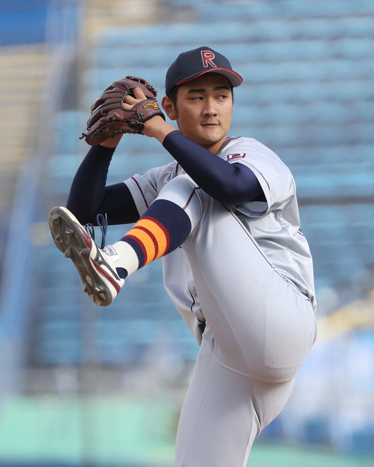 名城大対立命大　8回、投球する立命大・若田部（撮影・柴田隆二）