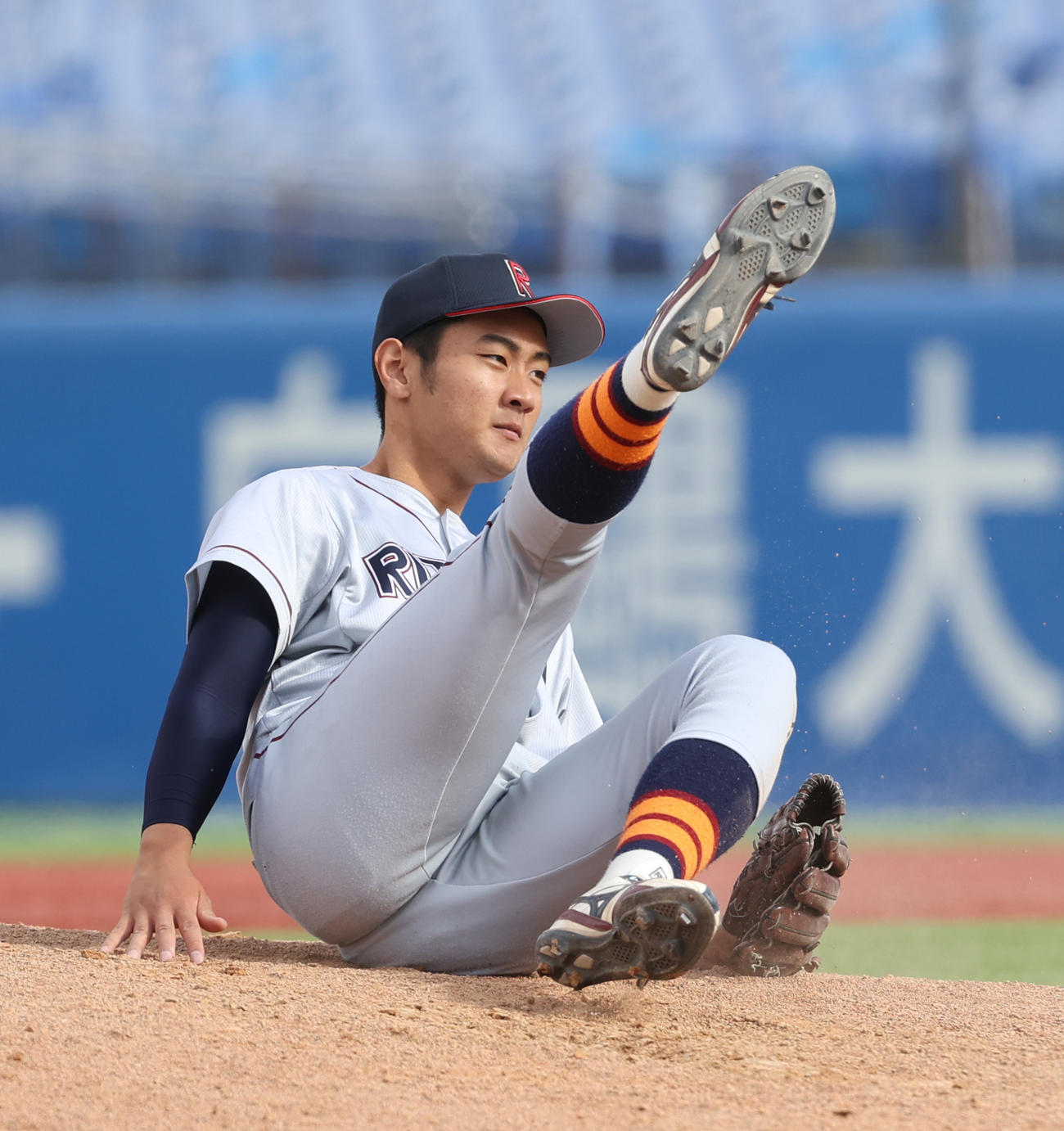 名城大対立命大　8回、投球でバランスを崩して倒れる立命大・若田部（撮影・柴田隆二）