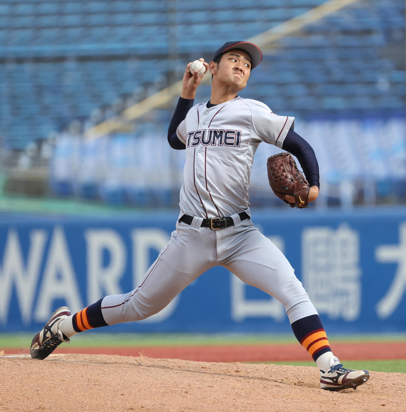 名城大対立命大　8回、投球する立命大・若田部（撮影・柴田隆二）