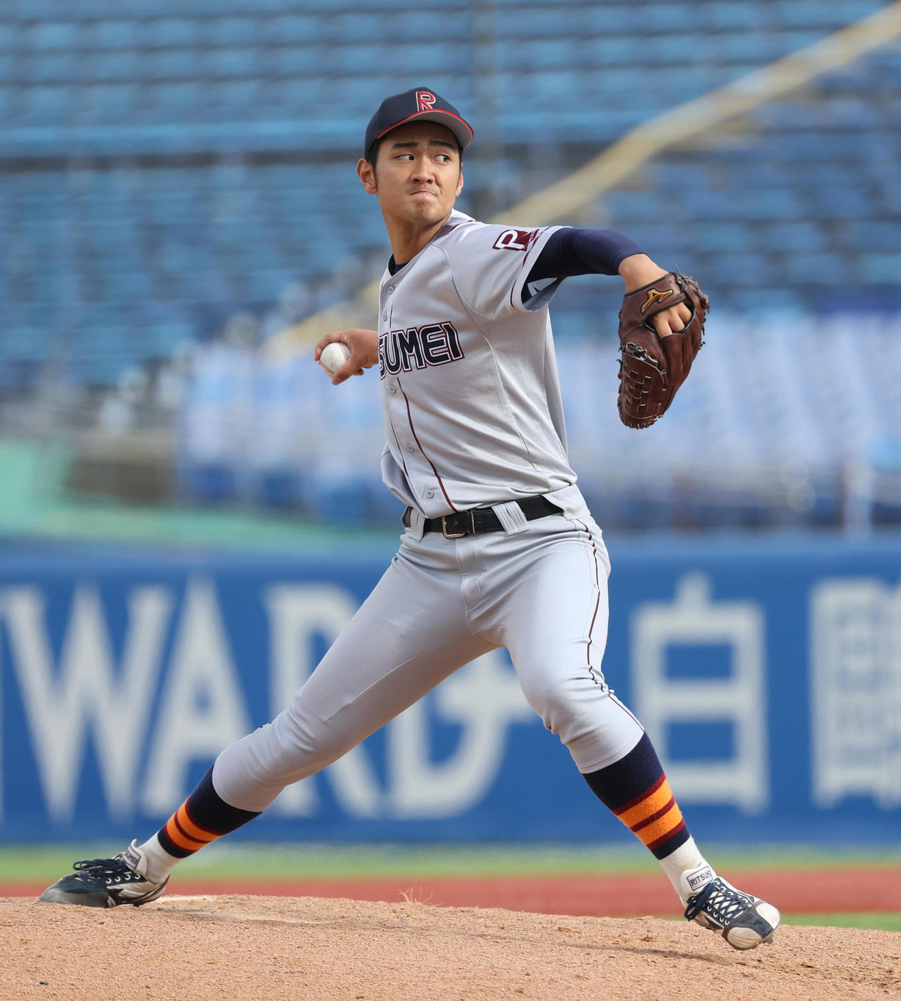 名城大対立命大　8回、投球する立命大・若田部（撮影・柴田隆二）