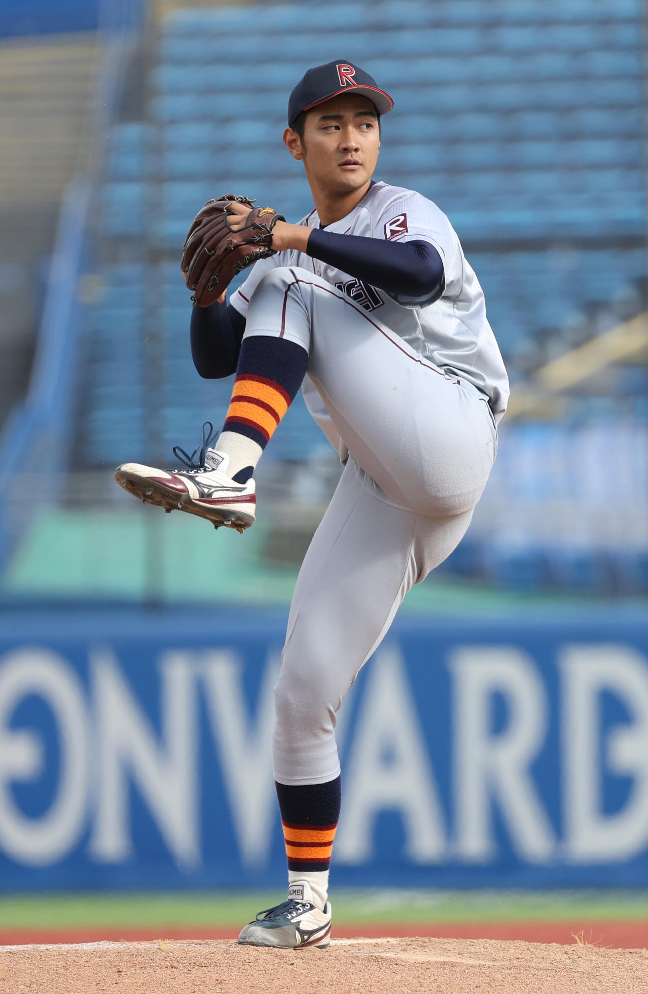 名城大対立命大　8回、投球する立命大・若田部（撮影・柴田隆二）