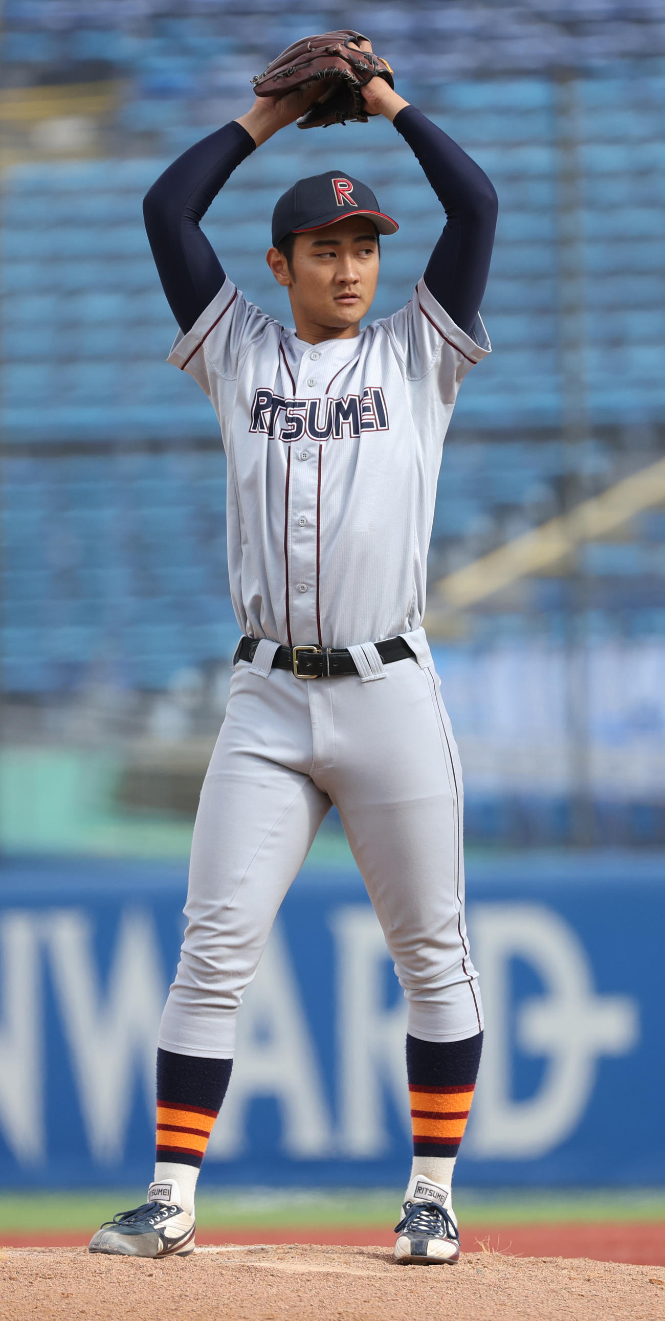 名城大対立命大　8回、投球する立命大・若田部（撮影・柴田隆二）