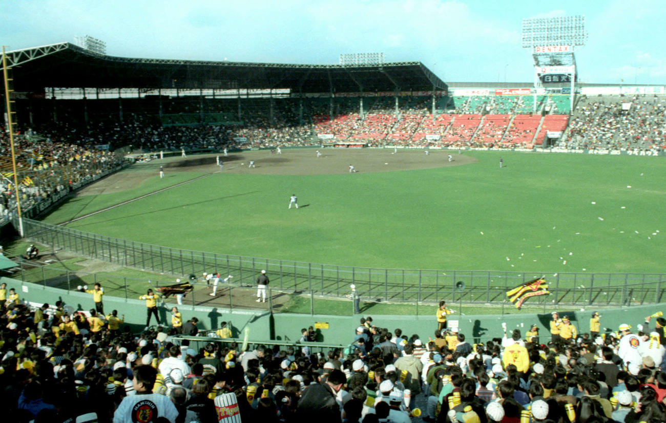 90年、ラッキーゾーンが設けられていた頃の甲子園球場