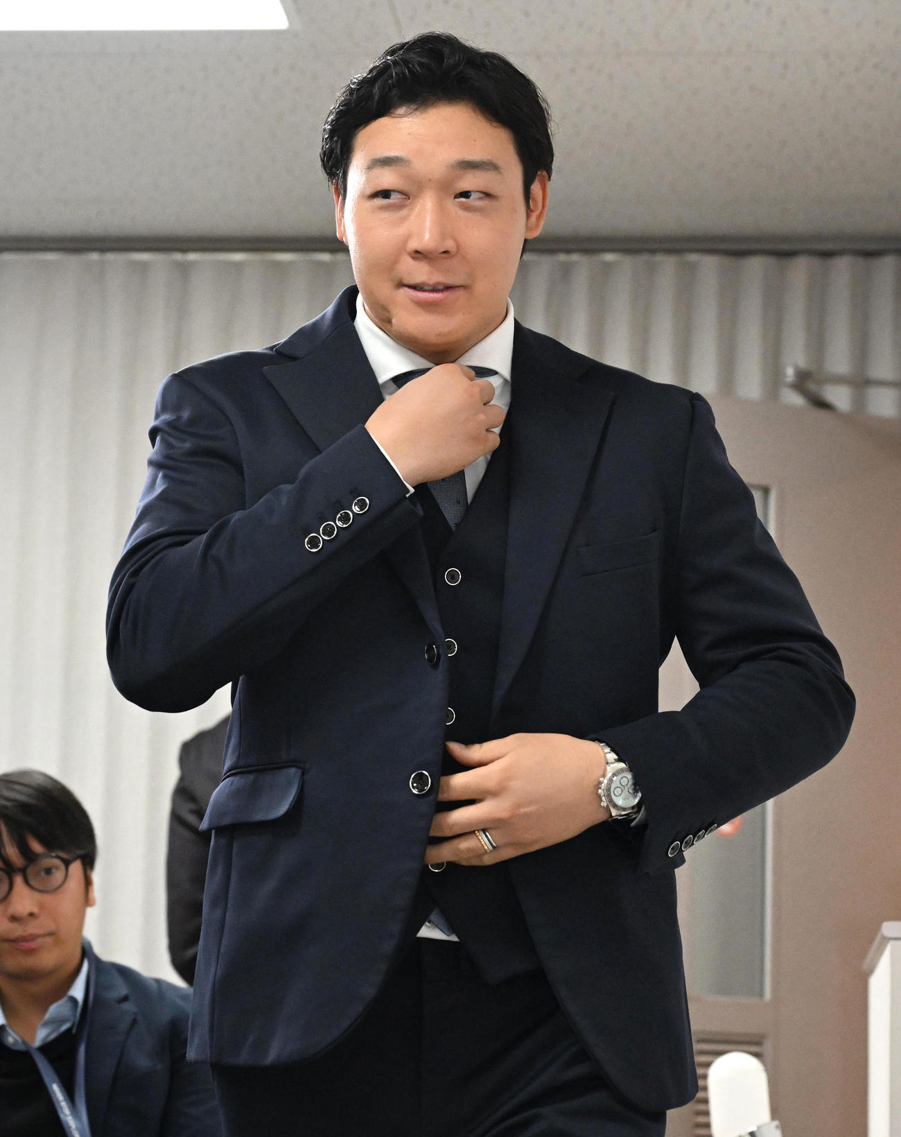 契約更改を終えネクタイを正し会見する阪神大山（撮影・石井愛子）