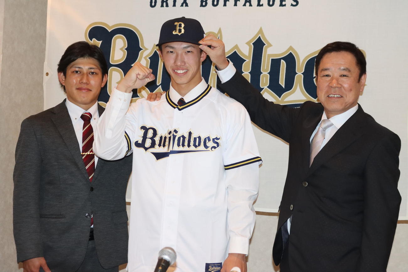 仮契約に臨んだオリックス4位指名の札幌日大・窪田（中央）。左は佐野スカウト、右は福良GM（撮影・保坂果那）