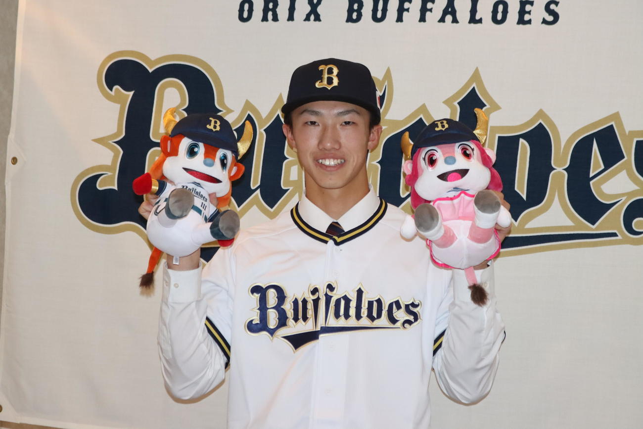 仮契約に臨んだオリックス4位指名の札幌日大・窪田（撮影・保坂果那）