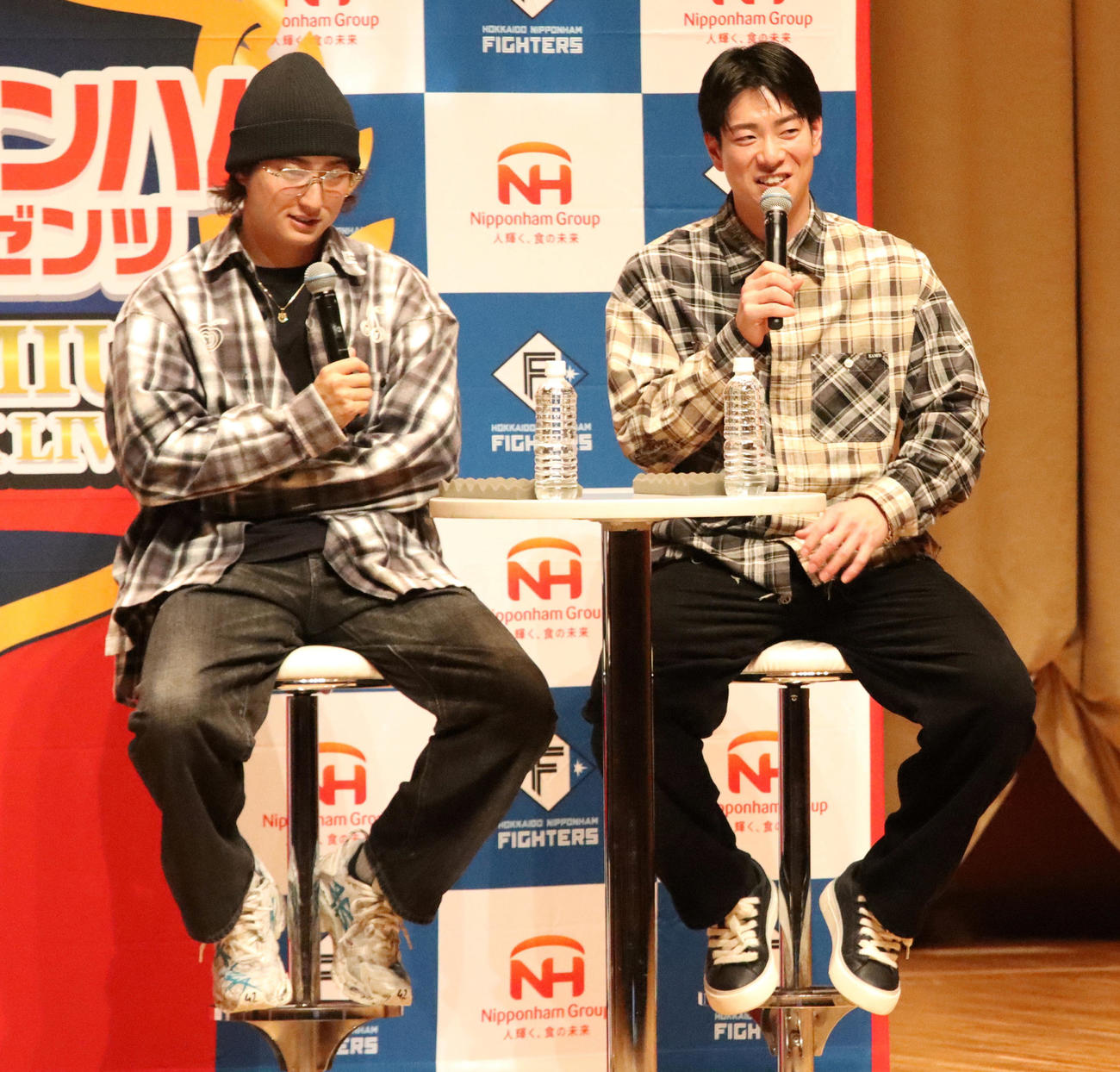 浅間（左）とともにトークショーに出演した日本ハム松本剛