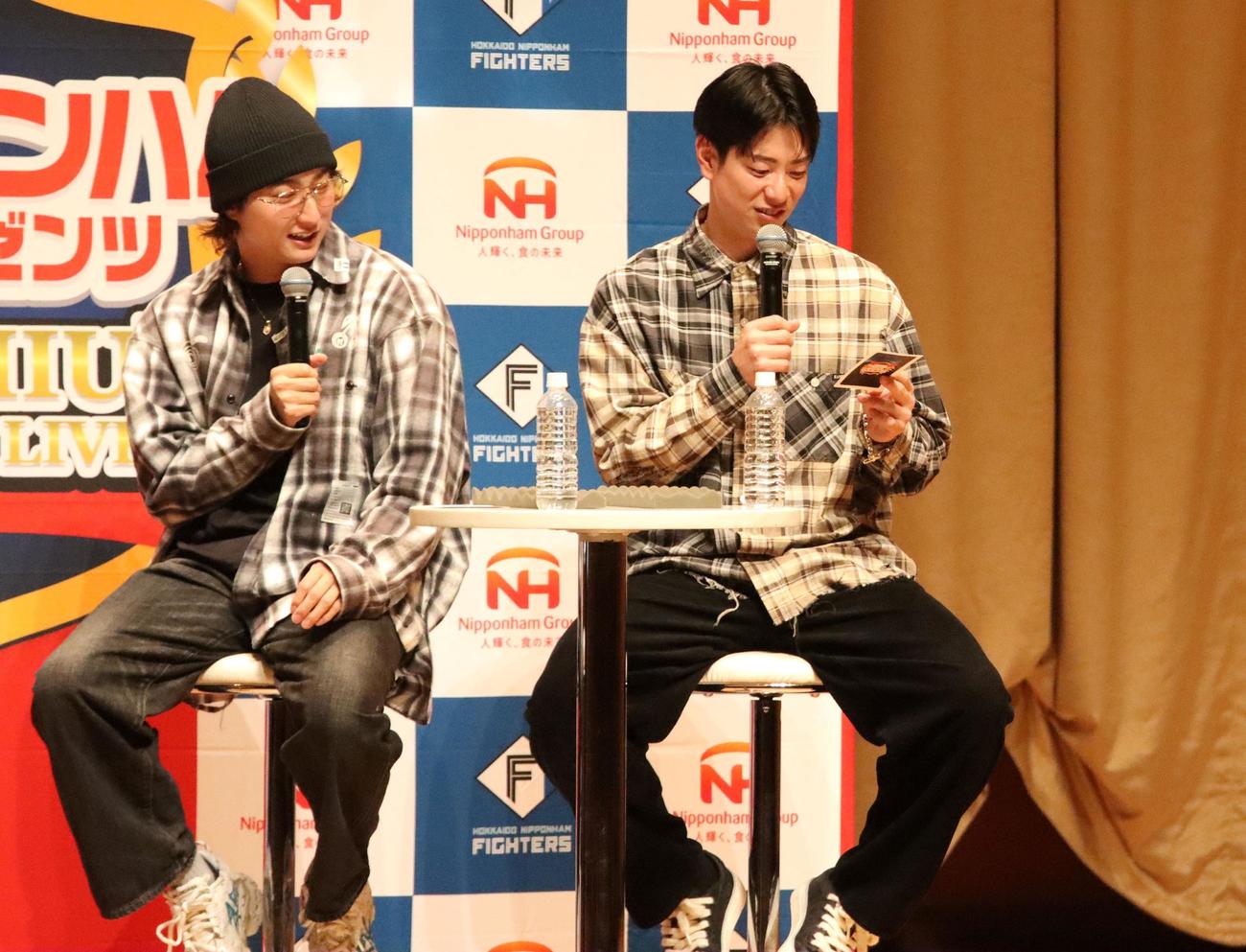 トークショーで質問カードを見て考える日本ハム松本剛。左は浅間