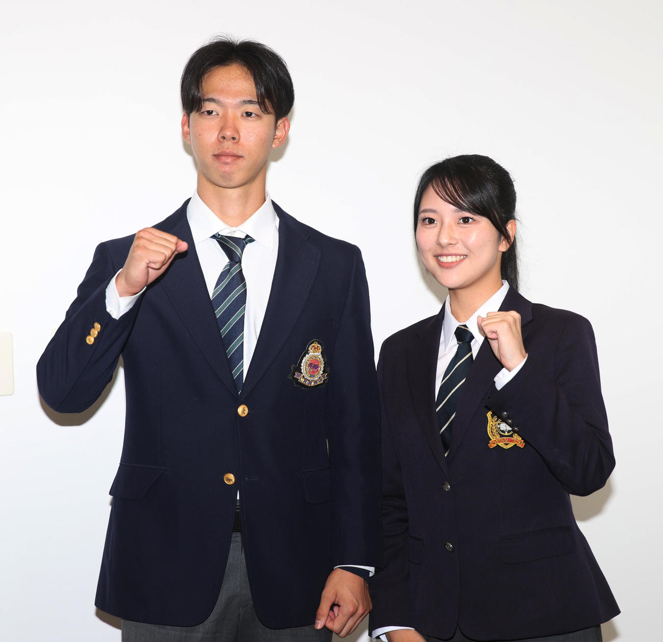 日本ハム1位の明大・大川慈英と日本ハムに球団職員として入社する立大・小野馨子マネジャー＝2025年11月5日