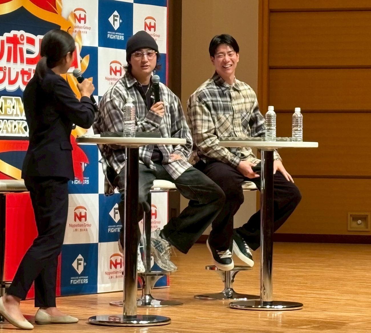 トークショーで笑顔を見せる日本ハム松本剛（右）。中央は浅間