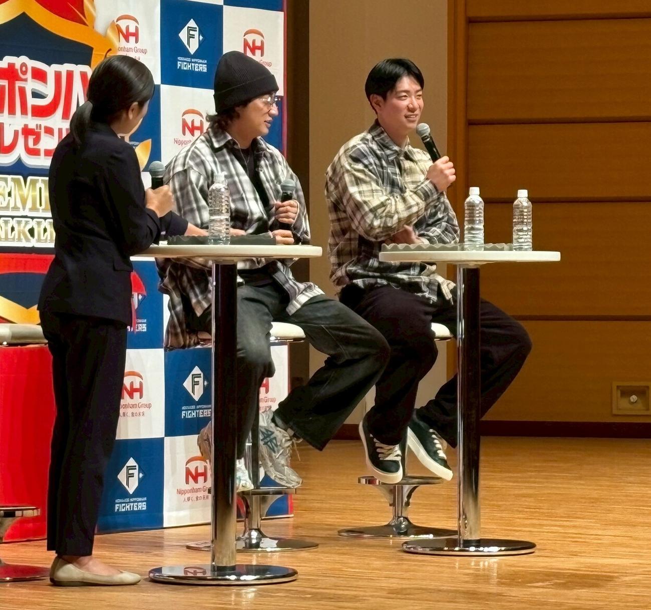 トークショーで話す日本ハム松本剛（右）。中央は浅間