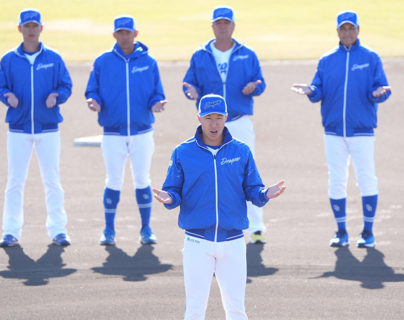 橋本侑樹（中央）の締めのあいさつで秋季キャンプを打ち上げる中日ナイン（撮影・森本幸一）