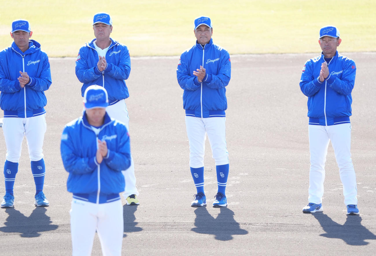 落合2軍監督（右から2人目）は秋季キャンプを打ち上げ手締めをする（撮影・森本幸一）
