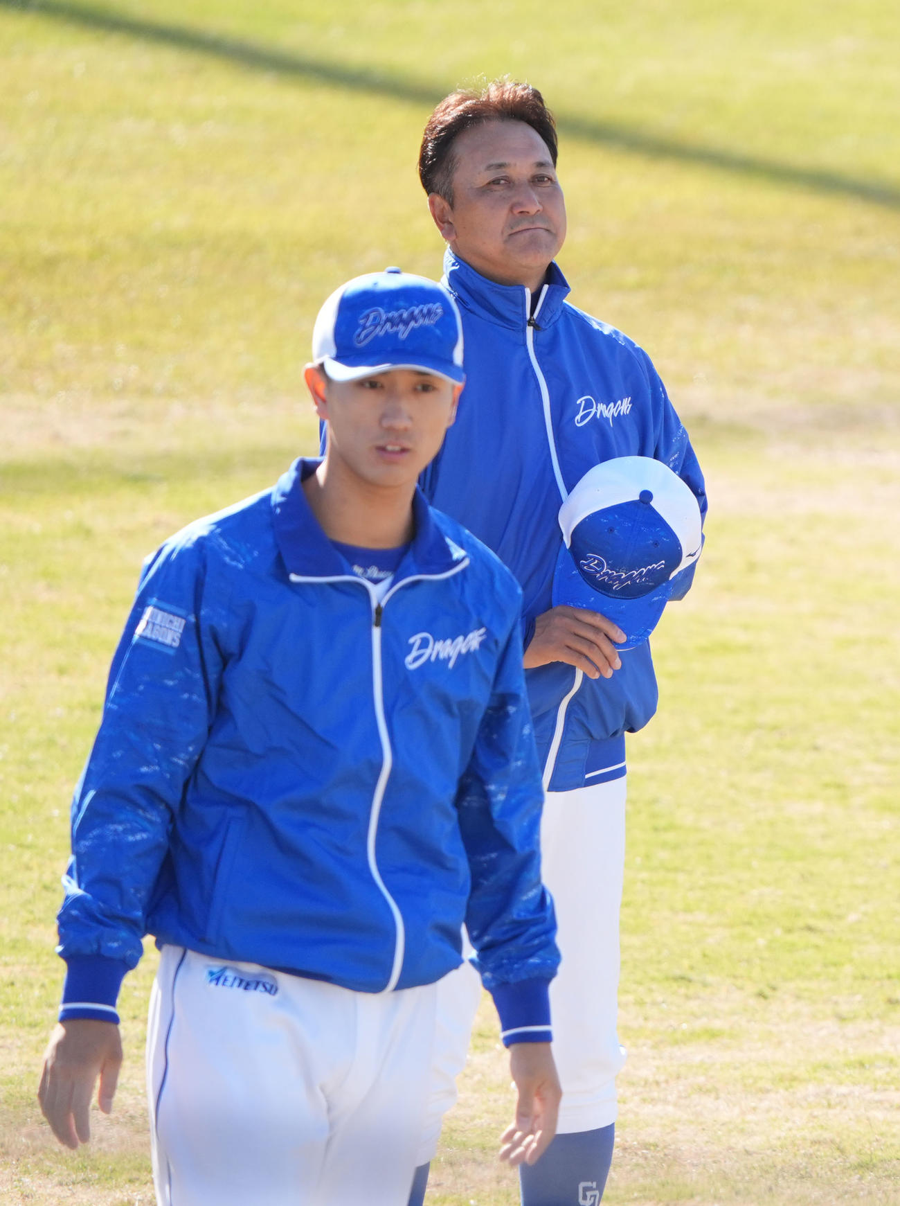 ナインを見つめる落合2軍監督（右）左は森駿（撮影・森本幸一）