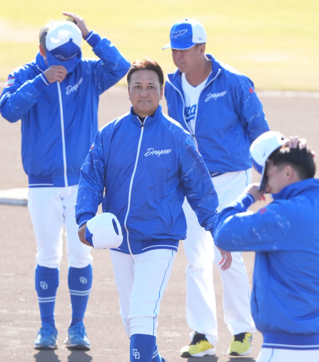 落合2軍監督（中央）は秋季キャンプを打ち上げる（撮影・森本幸一）