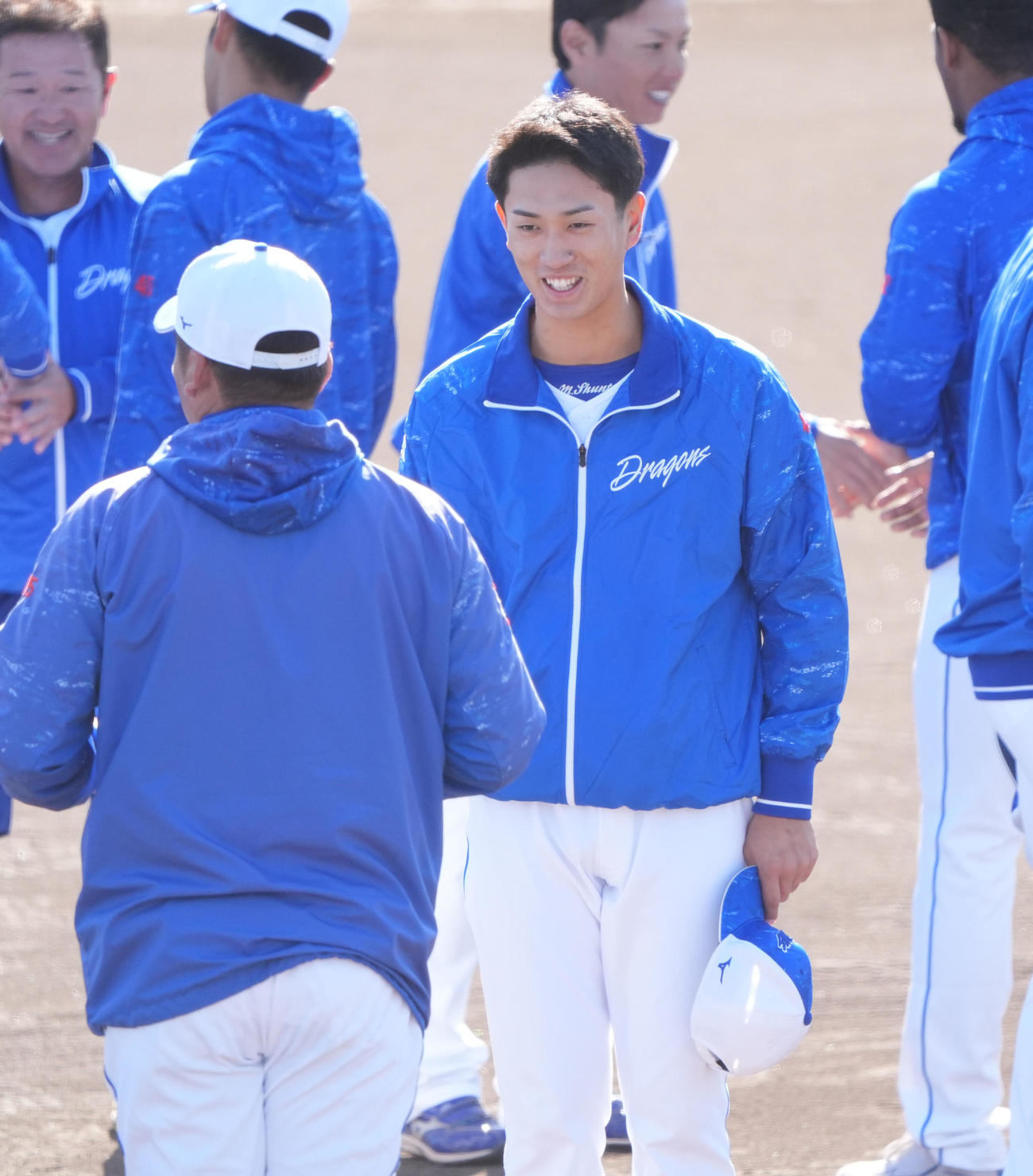 森駿（右）は小池2軍打撃統括コーチとあいさつを交わす（撮影・森本幸一）